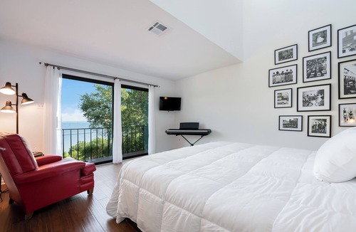 Belton House | Belton Lake View Remodeled Mid-Century Home Pet-Friendly Sleeps 6 Garage Parking