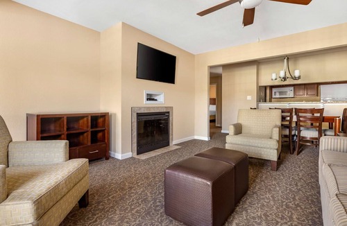 Berkeley Hotel | Best Choice! Free Parking, Indoor & Outdoor Pools, Unit w/Full Kitchen!