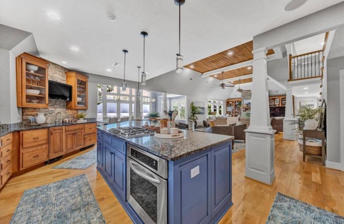 Huddleston House | BEST VIEW~Luxury 8500 Sq Ft~6 bedroom 5 Flex Rooms
