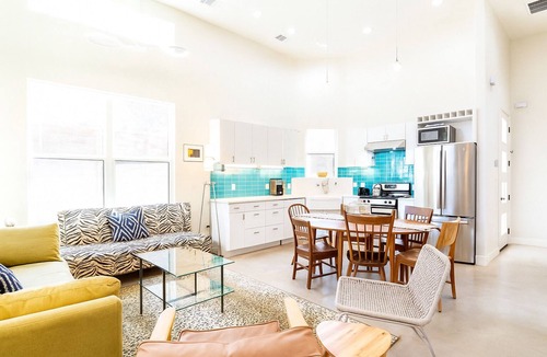 Holly House | Best Walkable East Side DT Modern 5BR Home Stay