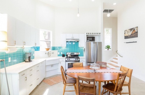 Holly House | Best Walkable East Side DT Modern 5BR Home Stay