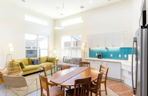 Holly House | Best Walkable East Side DT Modern 5BR Home Stay