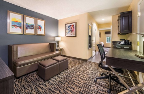 Perry Hotel | Best Western Bradbury Inn & Suites