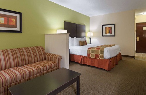 Huntersville Hotel | Best Western Plus Huntersville Inn & Suites Near Lake Norman