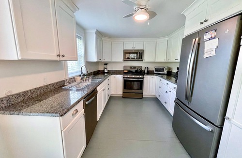 Ocracoke House | Beverly's House: Dog friendly convenient to Silver Lake Harbor
