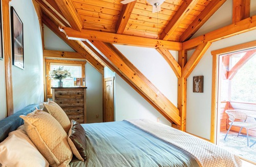 Old Fort House | Big Cabin near Asheville w/Hot Tub, Ping Pong, Pool Table, King Beds & More!