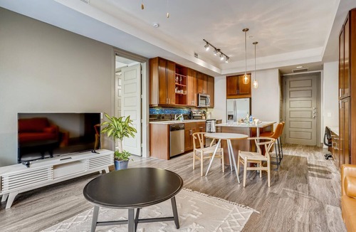 North Burnet Apartment | Bindel: Stylish 1 Bedroom, 30+ nights, The Domain!