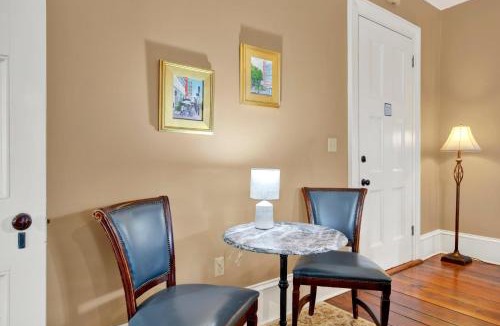 Historic Downtown Savannah House | Bird Baldwin Forsyth Suite