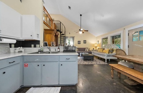 Prairie Lea House | Bird House Countryside Pecan Farm 6acre San Marcos
