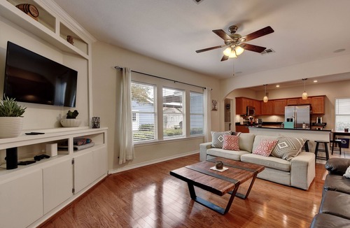 East Cesar Chavez House | Blocks to Convention Center and Rainey with Pool!