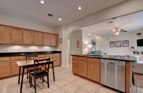 East Cesar Chavez House | Blocks to Convention Center and Rainey with Pool!