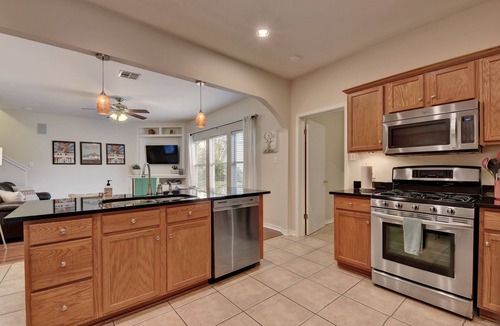 East Cesar Chavez House | Blocks to Convention Center and Rainey with Pool!