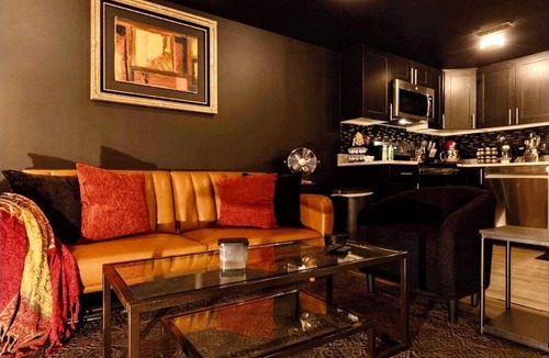 Bloomingdale Apartment | Bloomingdale Blues Speakeasy w Free Parking! in Northwest DC