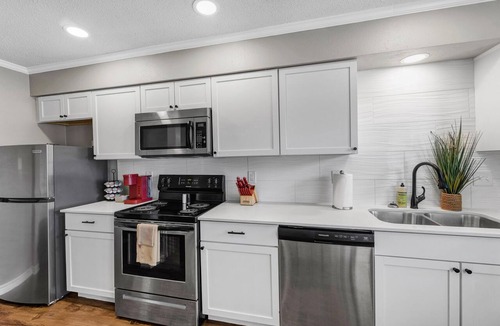 College Station Apartment | Blossom: Ground Floor, Comfy King Bed