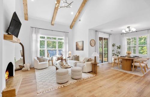 Westminster House | Blue owl Lakefront Cabin Hot Tub Mini Golf Fire Place Petfriendly