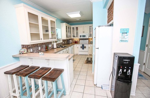 Surfside Beach House | Blue Pelican-Amazing Views-30 Sec Walk to Beach-Pet Friendly