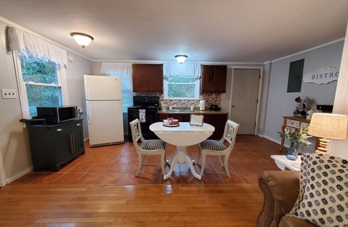Newland Cottage | Blue Ridge Mountain Cottage~1 minute from Parkway!