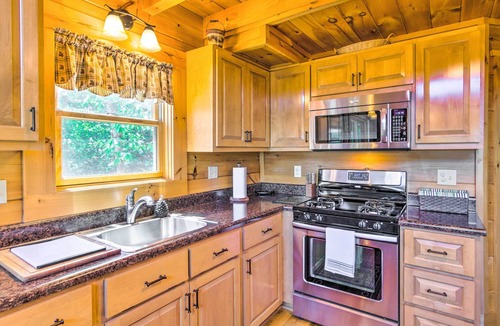Vein Mountain Cabin | Blue Ridge Mountain Gem w/Deck & Community Perks
