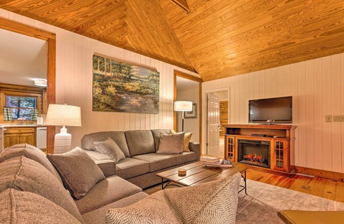 Travelers Rest Cabin | Blue Ridge Mtn Cabin Near Hiking & Biking Trails!