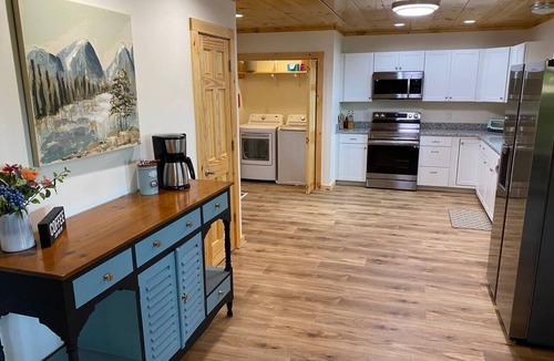 Jefferson Cabin | Blue Sky Cabin in Jefferson NC - Hot Tub, Firepit, Axe throwing, and more!