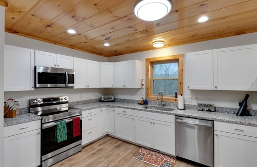 Jefferson Cabin | Blue Sky Cabin in Jefferson NC - Hot Tub, Firepit, Axe throwing, and more!