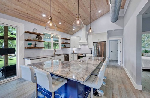 Saluda House | Bluebird Bay with Hot Tub & Outdoor Area | Sleeps 8