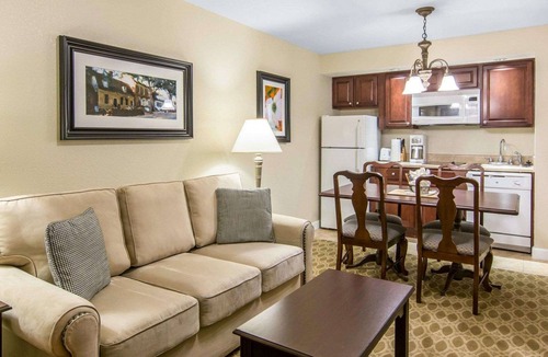 Williamsburg Hotel | Bluegreen Vacations Patrick Henry Square, an Ascend Collection Resort