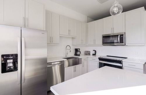 Highland Apartment | Blueground | Highland, pool, w/d, gym, nr Domain