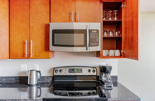 Mount Vernon Triangle Apartment | Blueground | Mount Vernon Triangle, pool, nr National Gallery of Art