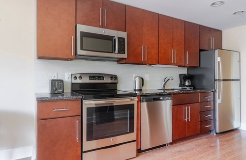 Mount Vernon Triangle Apartment | Blueground | Mount Vernon Triangle, pool, nr National Mall