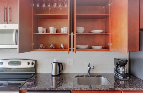 Mount Vernon Triangle Apartment | Blueground | Mount Vernon Triangle, pool, nr National Mall