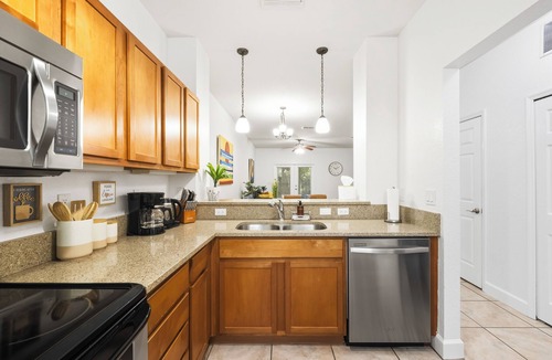 Gainesville Condo | Boho Chic Gated Condo – 2 King Suites, Community Pool, Near UF & Shands