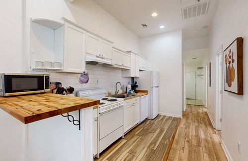 Thunderbolt House | Boho duplex in a great location with smart TVs, well-equipped kitchen, W/D, & AC