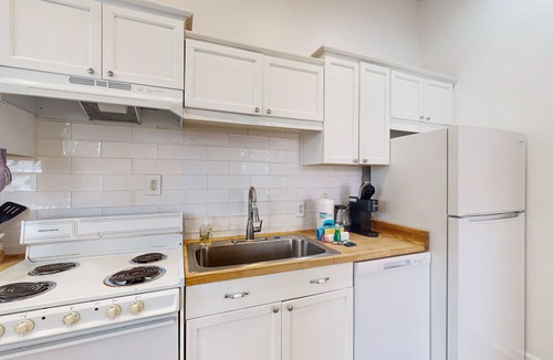 Thunderbolt House | Boho duplex in a great location with smart TVs, well-equipped kitchen, W/D, & AC