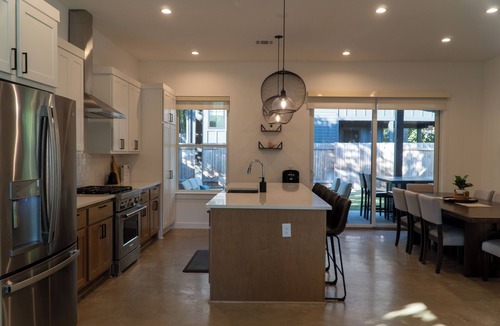 East MLK House | Boho Jungle Mid-century Modern Villa ~10 min to DT
