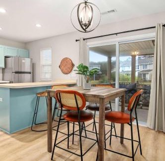 Charleston House | Boho SoCo- 8 mins to Credit One, 20 mins to DTWN