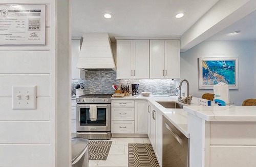Spinnaker Beachhouses House | Bold villa with grill, outdoor shower & deck - by beach and Camp St. Christopher