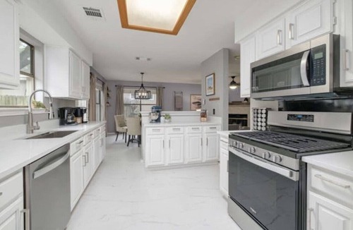 Indian Oaks House | `Boni and Blithe` - Pet-Friendly! Centrally Located! Fenced in Yard!