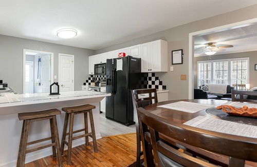 Horse Shoe House | Book in March, and you will get a 20% discount! Soak in the Hot Tub!