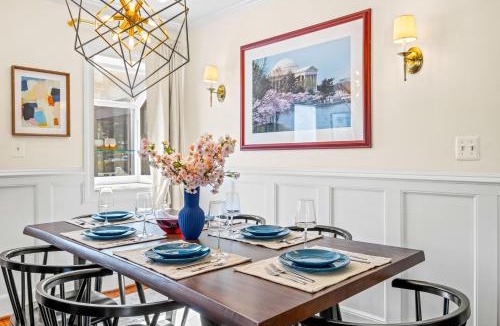 Old Town Alexandria House | Book Now!- Fenced Yard - BBQ Grill & 4 Tvs -Luxury Getaway -Floyd's Freedom-