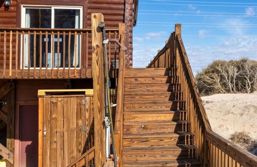 North Topsail Beach Apartment | Boomerang- Oceanfront Log Cabin in North Topsail