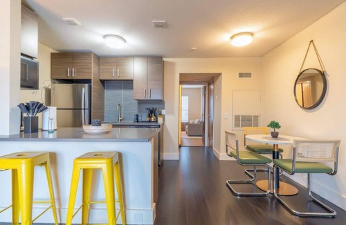 Riverside Apartment | Boulevard Stays 8 mins to Downtown King Bed Pool, Parking Gym 01
