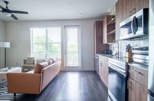 Dallas Apartment | Boulevard Stays Comfortable 1BR Suite w Pool, Parking, Gym 04
