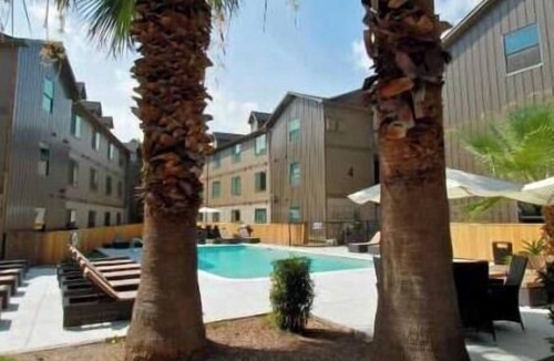 Riverside Apartment | Boulevard Stays Prime Location Cozy Bed, Pool and Free Parking
