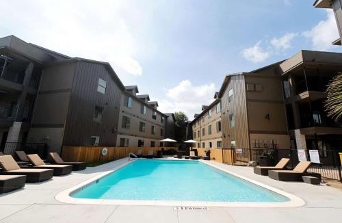 Riverside Apartment | Boulevard Stays Relaxed 1BR King Suite Near Downtown Pool & Gym Access
