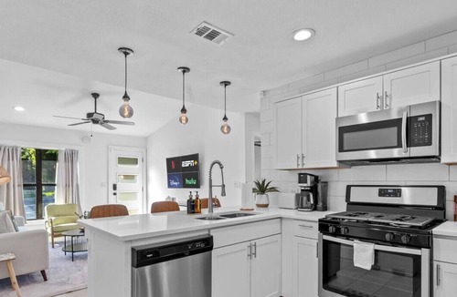 Clarksville House | Boutique Bungalow + Bonus Studio | Private Group Getaway Near SoCo & Zilker