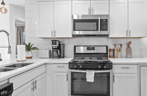 Clarksville House | Boutique Bungalow + Bonus Studio | Private Group Getaway Near SoCo & Zilker