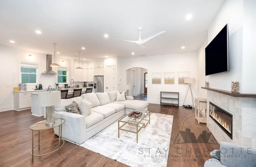 Enderly Park House | Brand New!-4Bd-3 Min to Uptown-City Views!