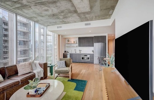 Rainey Street Historic District Condo | Brand-new skyline-view condo with rooftop pool, balcony, firepit, & fitness room