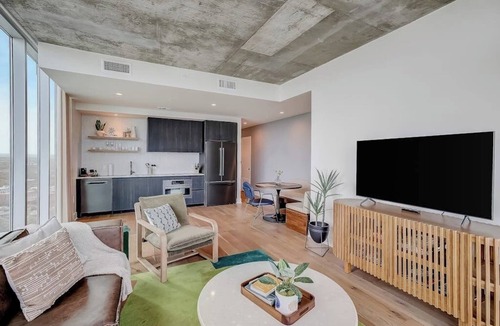 Rainey Street Historic District Condo | Brand-new skyline-view condo with rooftop pool, balcony, firepit, & fitness room
